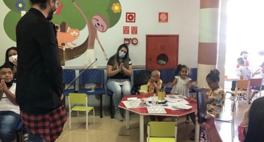 Nemanja Radulovic visita el centro oncológico TUCCA de São Paulo