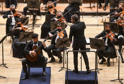 Pablo Sáinz Villegas y Josep Vicent ofrecen junto a la OSPA el concierto de los Premios Princesa de Asturias más aplaudido