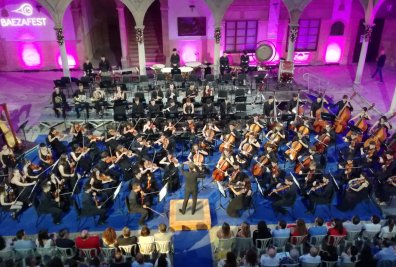 Extraordinario concierto de la  Orquesta Joven de Andalucía en el Baezafest bajo la batuta de Lucas Macías