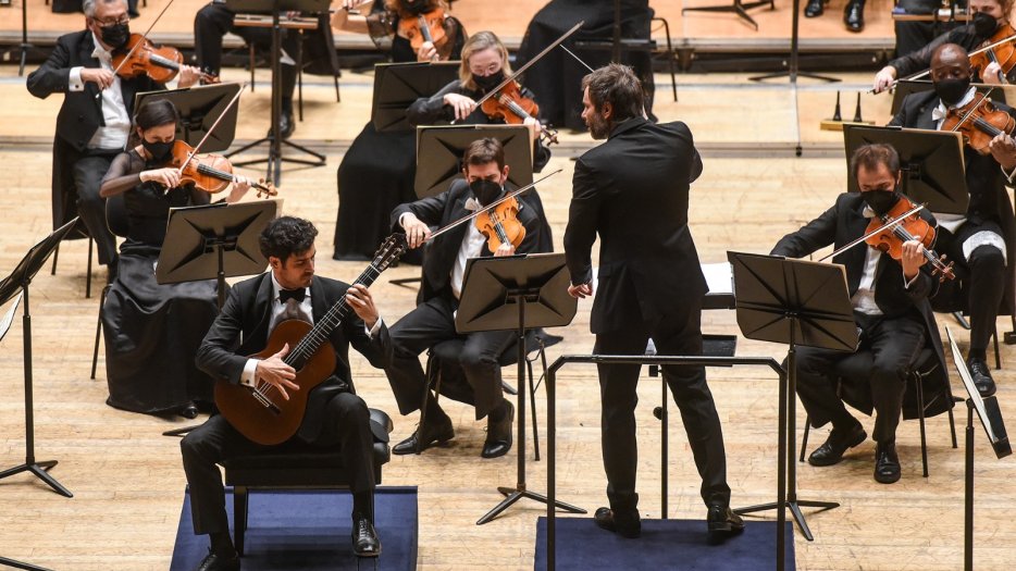 Pablo Sáinz Villegas y Josep Vicent ofrecen junto a la OSPA el concierto de los Premios Princesa de Asturias más aplaudido