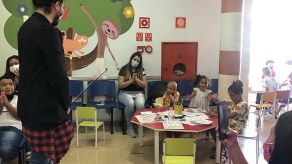 Nemanja Radulovic visita el centro oncológico TUCCA de São Paulo