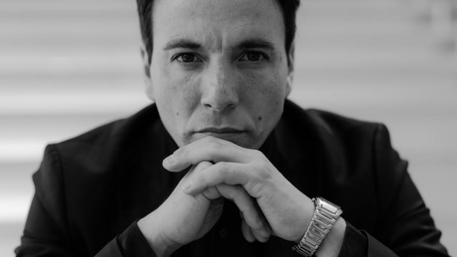 Santiago Ballerini makes his debut at the Opéra de Marseille as Count Almaviva in The Barber of Seville