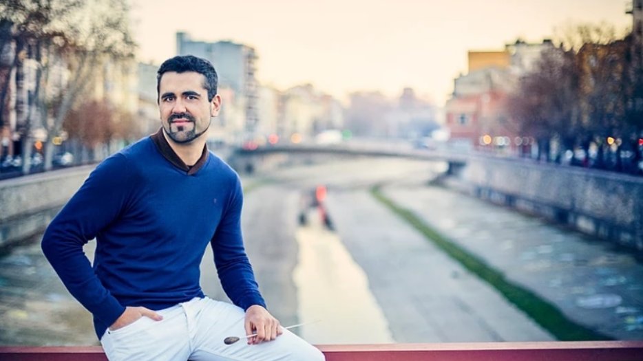 El director vasco Diego Martín Etxebarria debuta junto a la Orquesta y Coro Nacional de España.